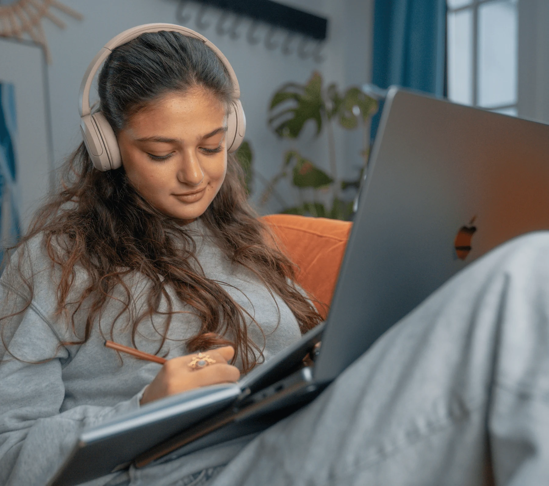 Elev får online lektiehjælp i sop/sso