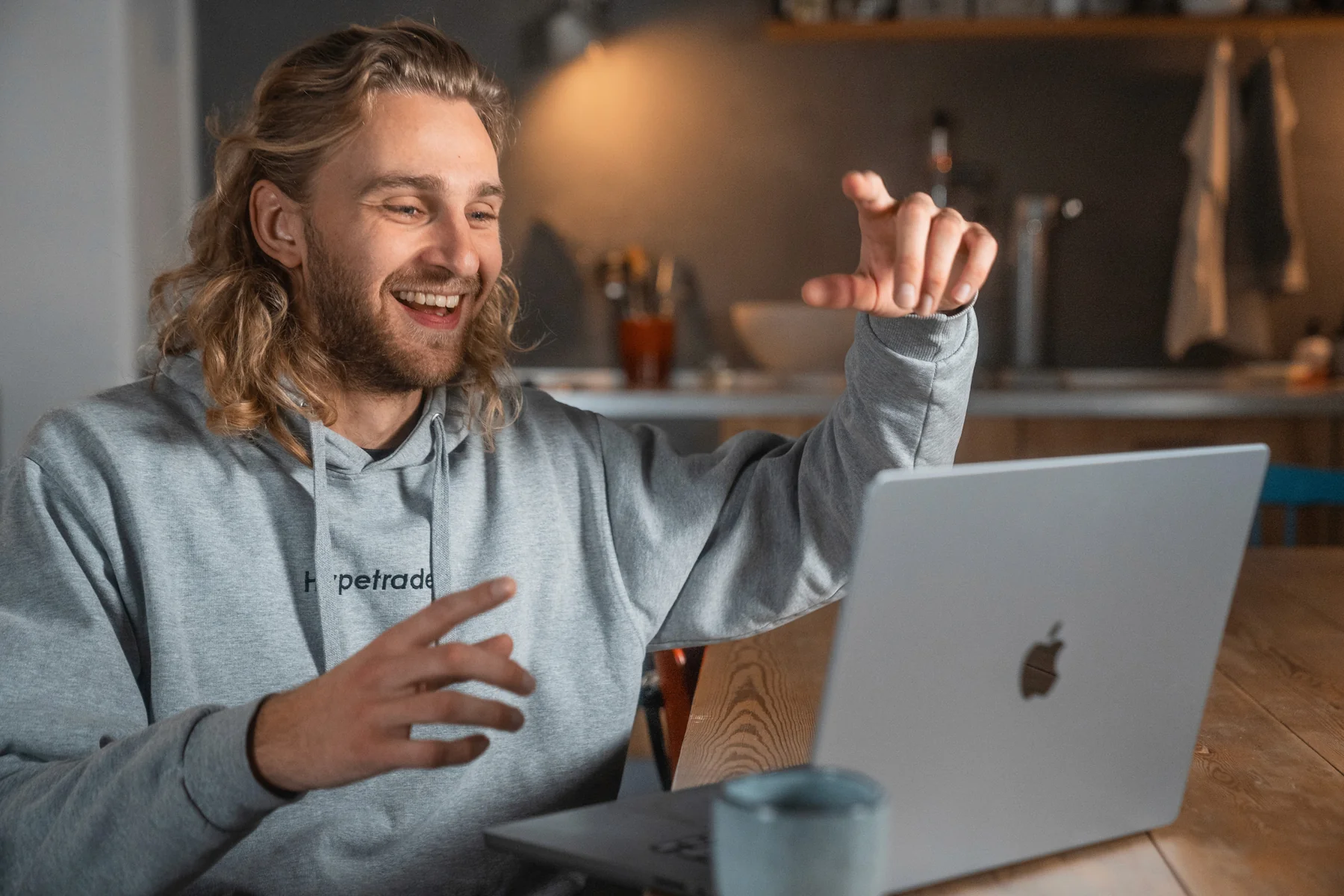 Elev får online lektiehjælp i sop/sso
