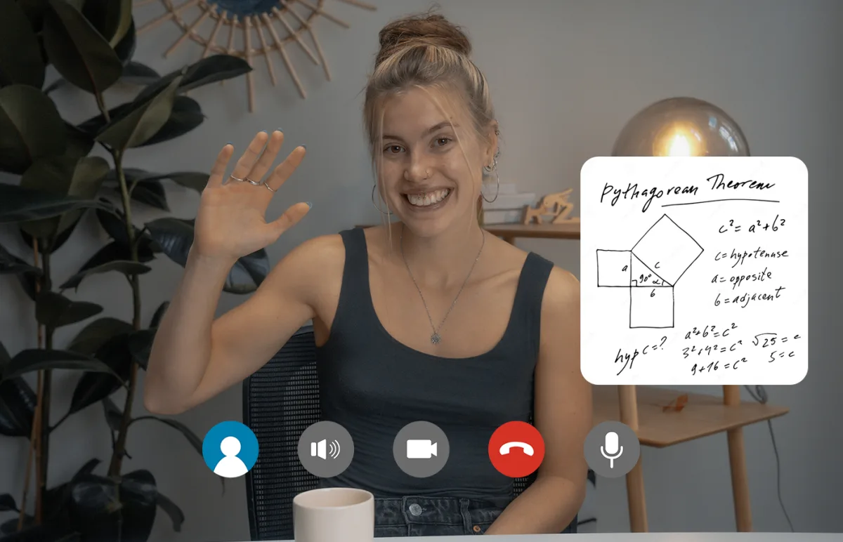 Tutor smiler under en online lektion med sin elev